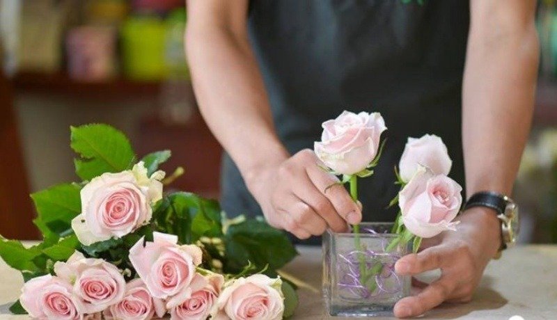 Giấc mơ thấy mình đang cắm rất nhiều bông hoa màu trắng